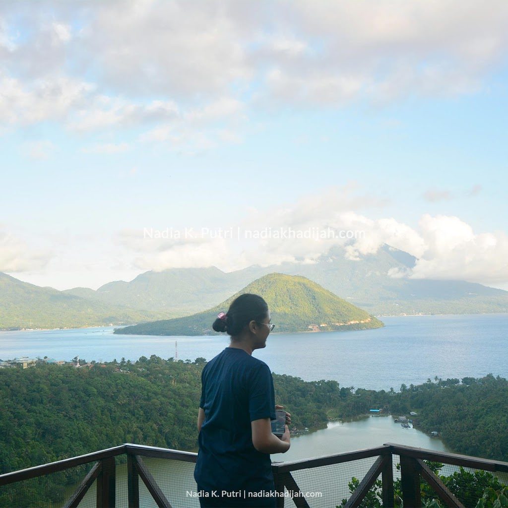 Pengunjung menikmati pemandangan di Danau Laguna Ngade, Ternate. Danau ini cukup hits dan menjadi spot liburan ke Ternate.(Foto: Nadia K. Putri/nadiakhadijah.com)