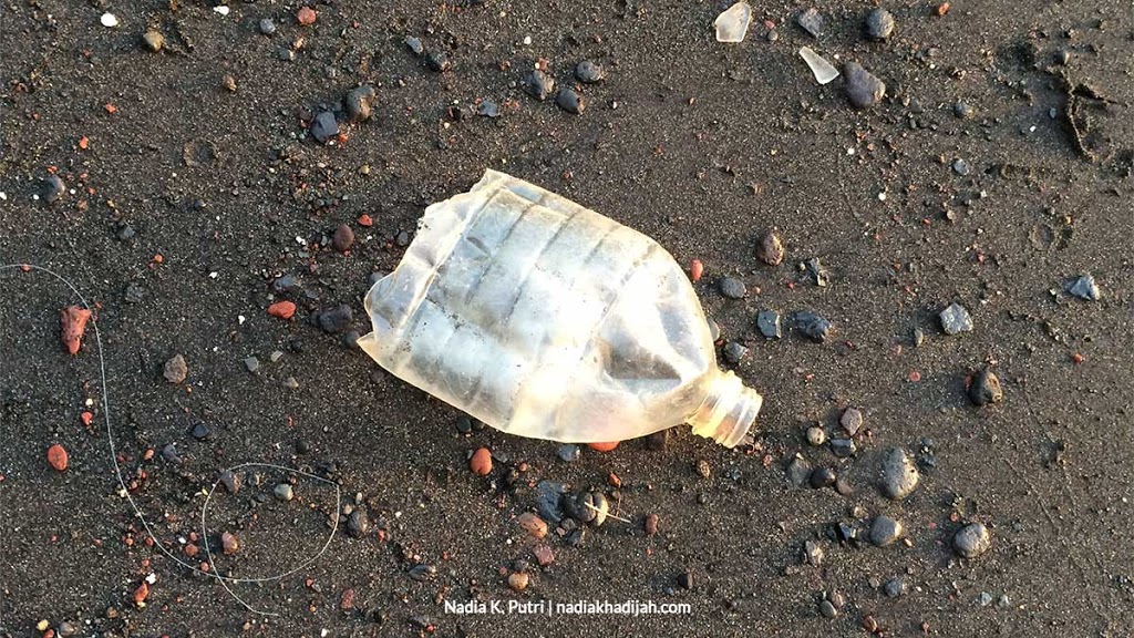 Sampah botol plastik di sebuah pantai, Ternate, Maluku Utara. (Foto: Nadia K. Putri/nadiakhadijah.com)