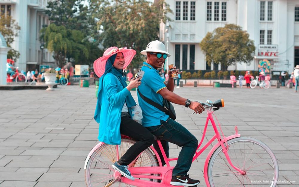 Pengunjung berpose dengan sepeda ontel di kawasan objek wisata Kota Tua, Jakarta. Foto hanya keterangan, anggap saja sedang berboncengan. (Foto: Nadia K. Putri)