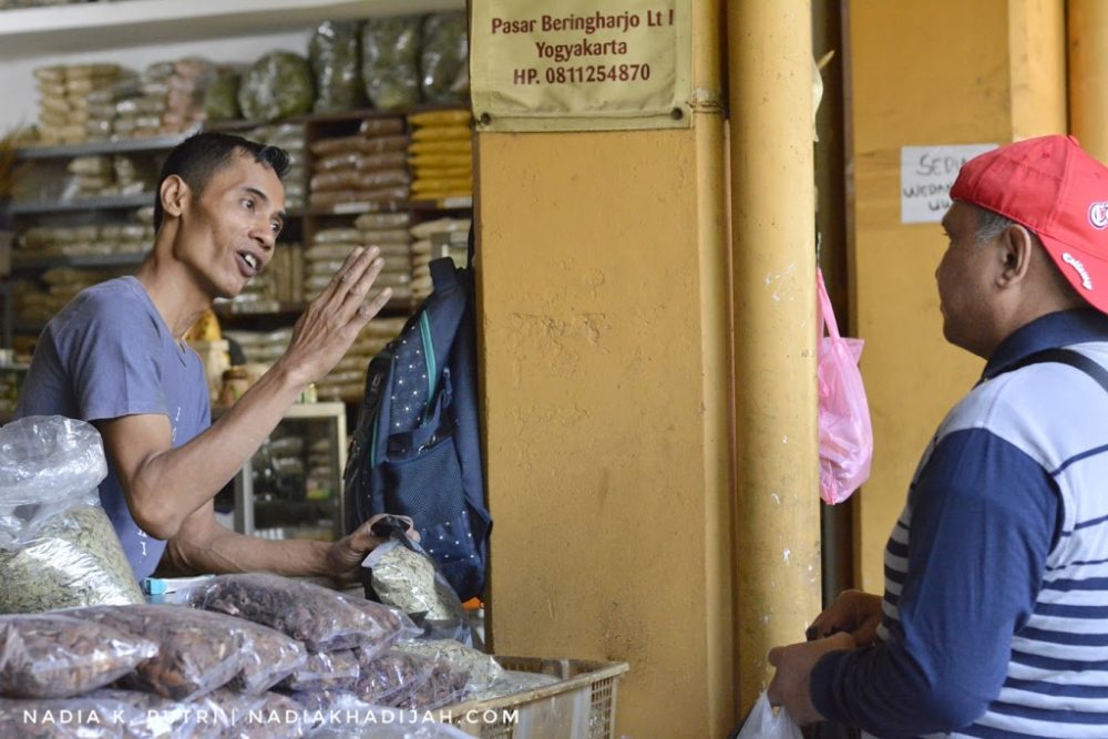 Penjual obat-obatan herbal berinteraksi dengan pembeli di Pasar Beringharjo, Yogyakarta. (Foto: Nadia K. Putri)
