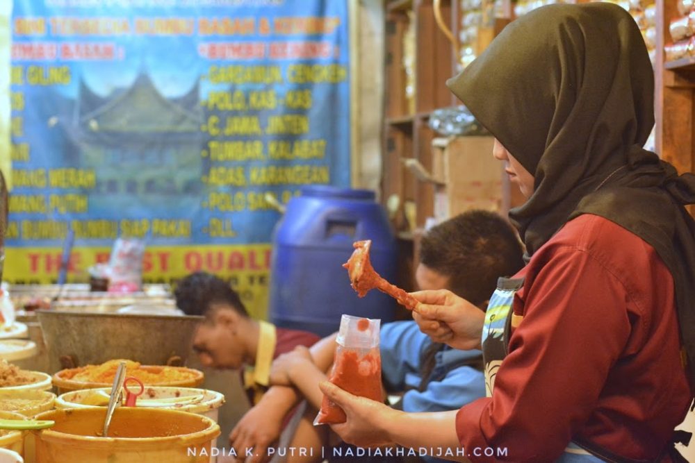 Di Pasar Beringharjo, ternyata kita bisa menemukan penjual aneka bumbu masakan Minang di lantai 1. Aneka bumbu, herbal, daging, ikan, sayur, dan buah-buahan bisa ditemukan di sisi selatan Pasar Beringharjo. (Foto: Nadia K. Putri)