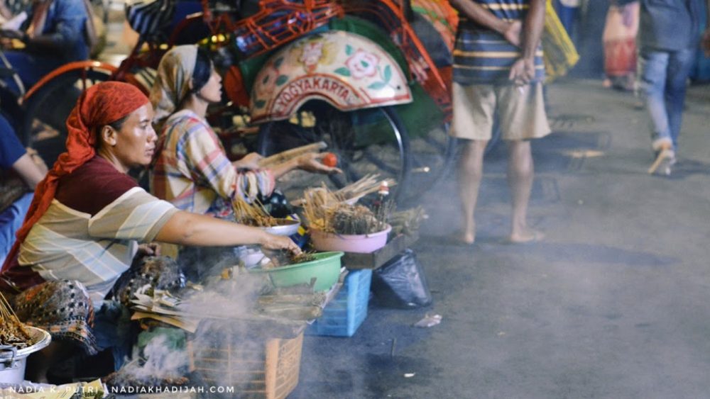 Penjual sate menjajakan dagangannya di samping Pasar Beringharjo, Malioboro, Yogyakarta. Dari daerah sini, juga banyak menjual aneka jajanan tradisional lainnya. (Foto: Nadia K. Putri)
