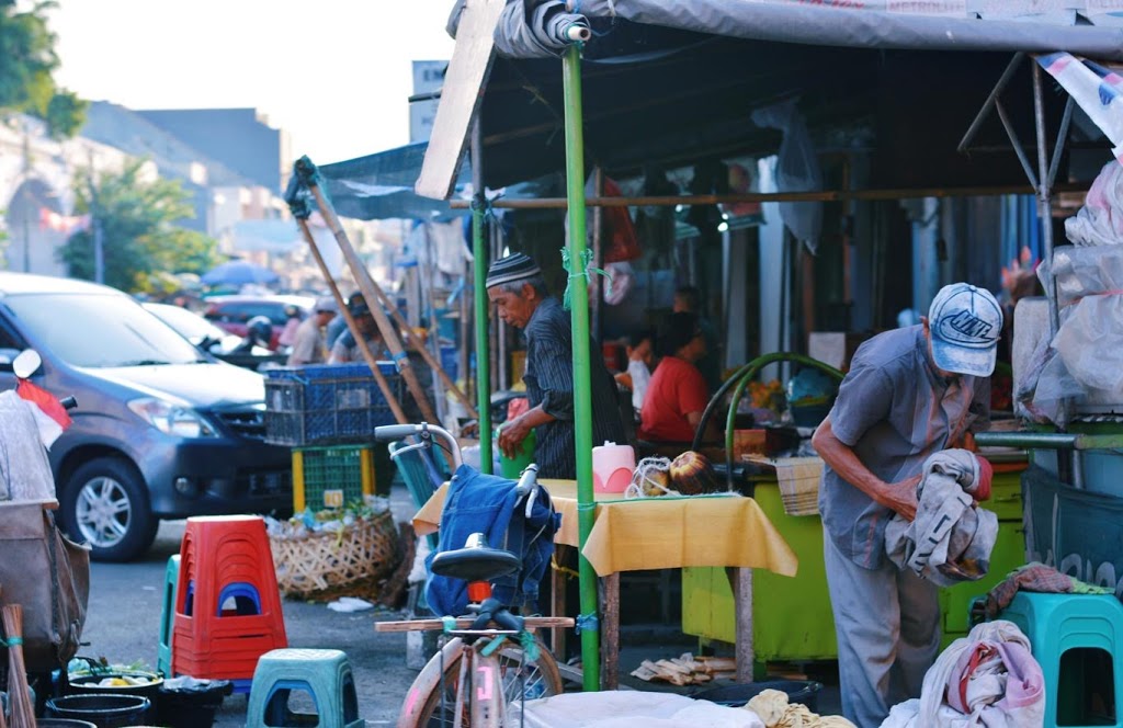 Sejumlah pedagang bersiap menggelar dagangannya di kawasan Pasar Kanoman, Kota Cirebon (12/8/2019). Kala sore, para pedagang ini biasa mendirikan tenda kaki lima yang menjajakan aneka kuliner saat malam hari. Foto: Nadia K. Putri.