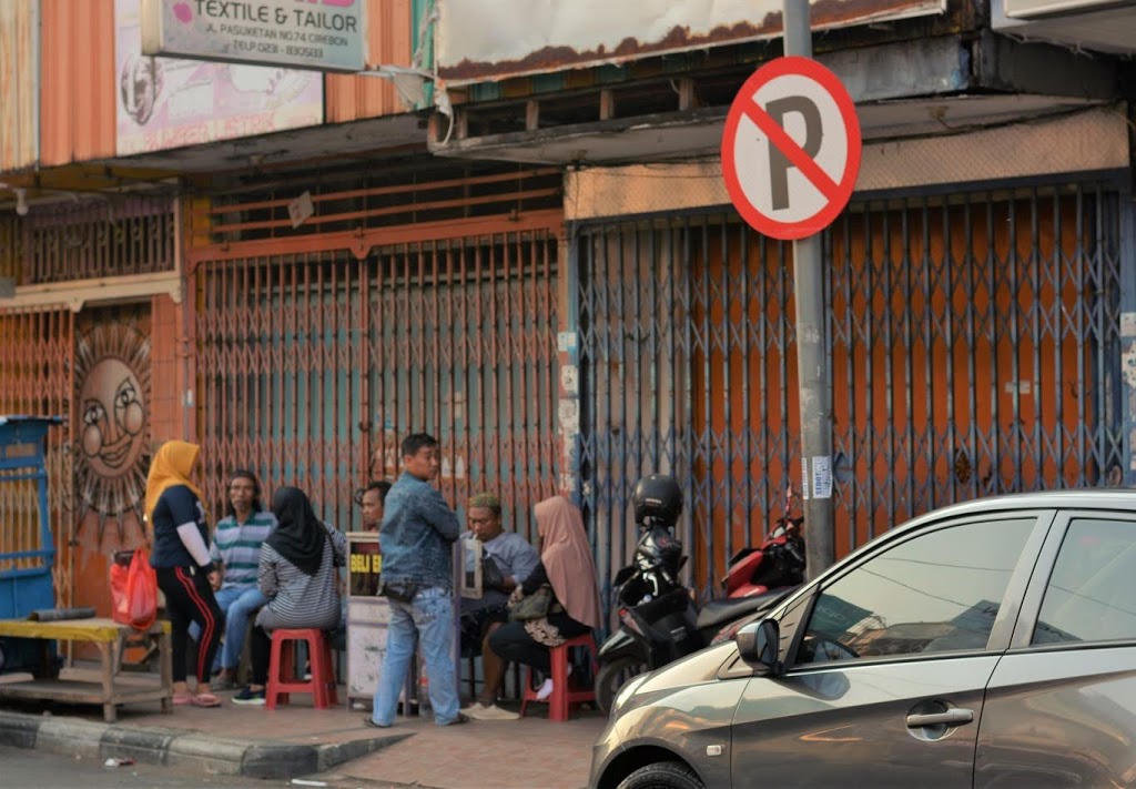 Pemandangan mobil dan sejumlah warga di sudut jalan Kota Cirebon (12/8/2019). Rambu dilarang parkir ini sebenarnya menjadi pengingat bagi sekitar. Foto: Nadia K. Putri.
