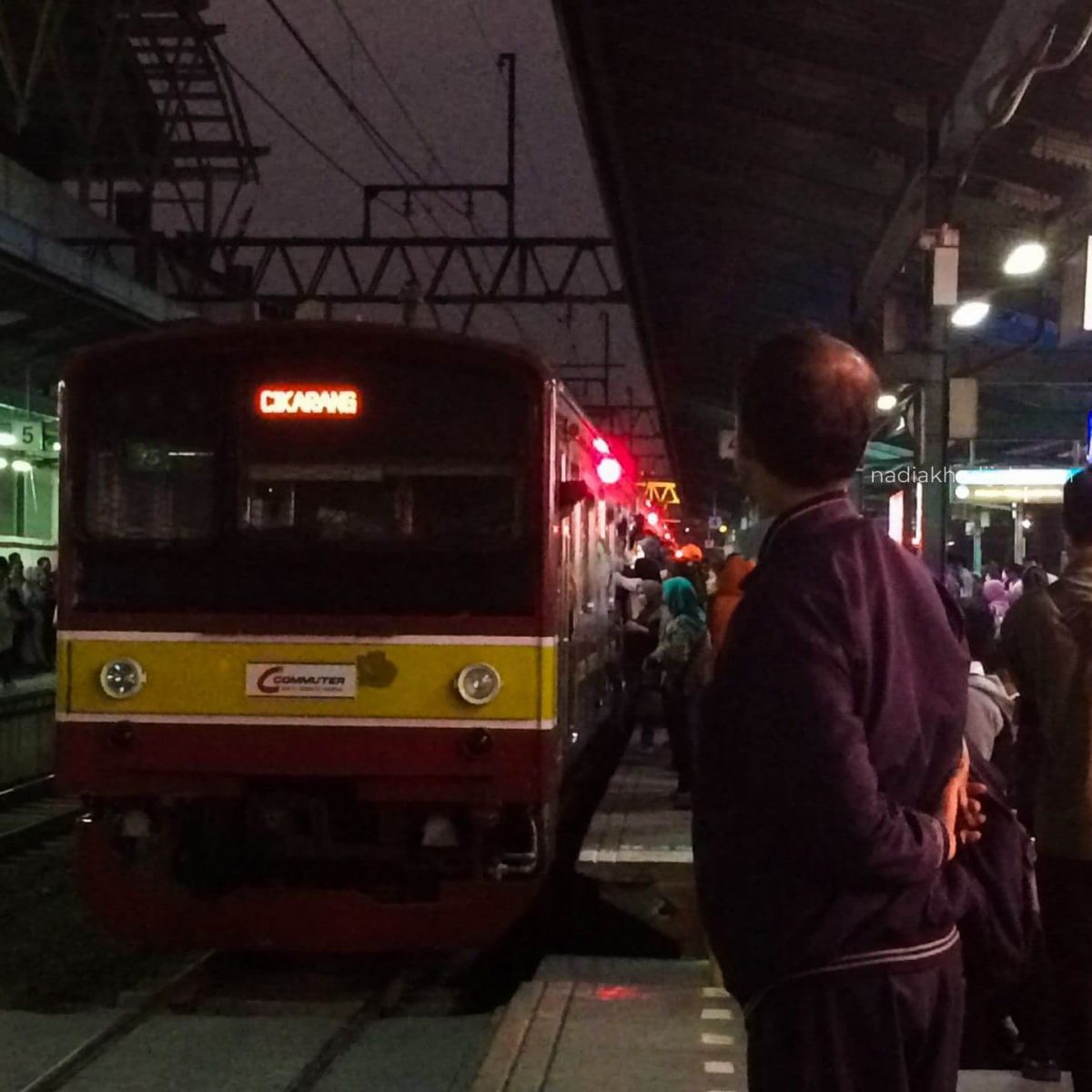 Kereta Cikarang di peron jalur 4 Stasiun Manggarai