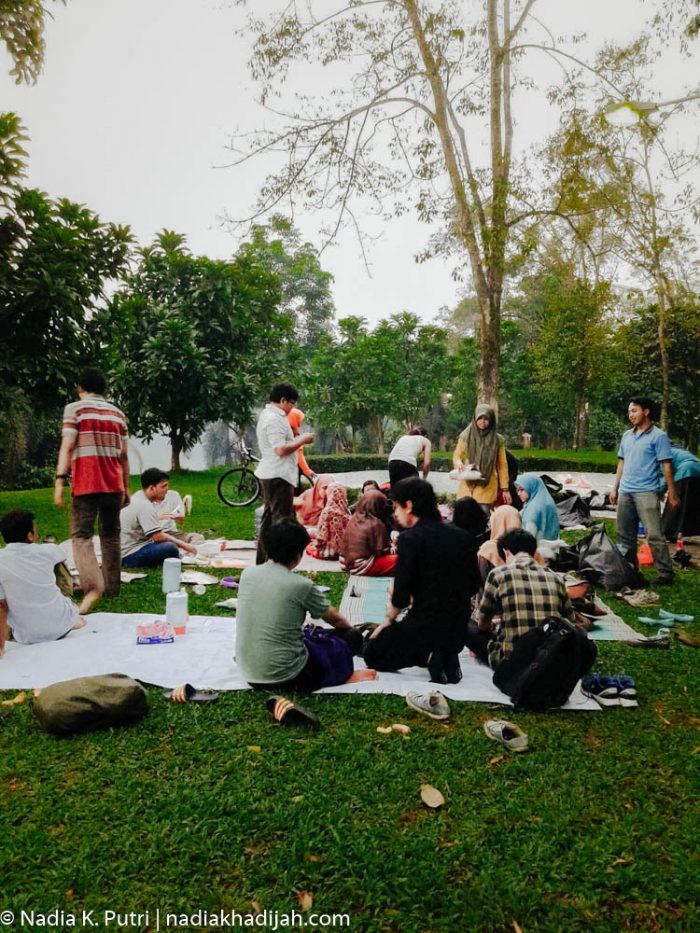 Sekumpulan mahasiswa di taman Kelas Terbuka (Klaster), FIB UI, Depok, Jawa Barat (18/04/2015). Foto: Nadia K. Putri