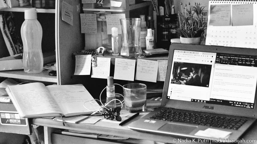 Inilah penampakan meja belajar saya di rumah, Bekasi, 16 April 2020. Meja belajar ini dipakai sejak SMA (sekitar tahun 2012) sampai sekarang. Masih awet kan? Foto: Nadia K. Putri - nadiakhadijah.com