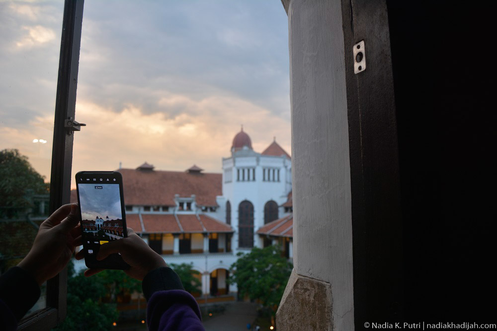 Annisa, pengunjung asal Depok, Jawa Barat memotret kompleks bangunan Lawang Sewu, Semarang, Jawa Tengah (17 Januari 2020). Foto Nadia K. Putri