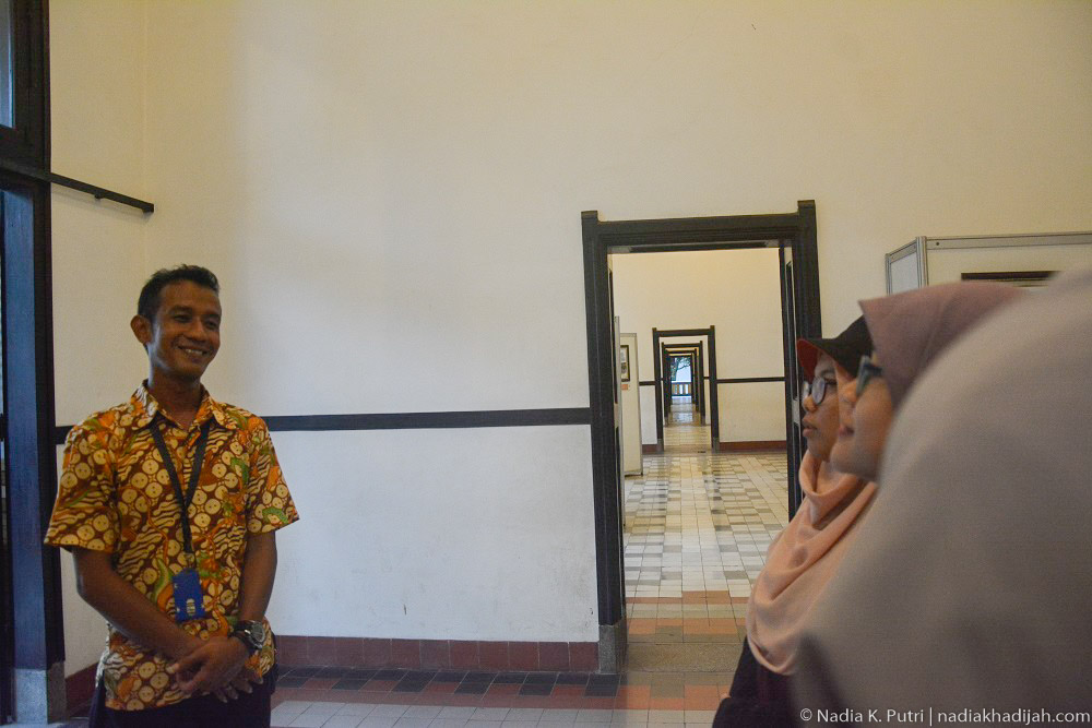 Mas Aris, pemandu wisata di Lawang Sewu, bercerita tentang sejarah perkeretaapian dan museumnya di Lawang Sewu, Semarang, Jawa Tengah (17 Januari 2020). Foto Nadia K. Putri