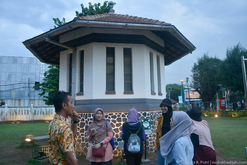 Pengunjung mendengarkan penjelasan pemandu wisata tentang sumur tua di Lawang Sewu, Semarang, Jawa Tengah (17 Januari 2020). Foto Nadia K. Putri