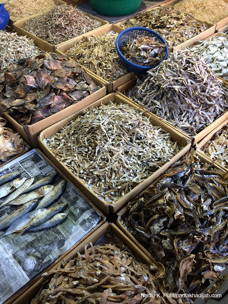 Sekumpulan kotak berisi ikan kering siap jual di Pasar Bawah Bukittinggi, Sumatera Barat (5 Januari 2019). Foto: Nadia K. Putri/nadiakhadijah.com