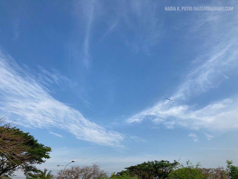Pemandangan awan di langit secerah ini, hanya ada di lapangan kosong sekitaran Villa Mutiara Gading 2, Karangsatria, Tambun Utara, Kabupaten Bekasi (5 September 2021). Foto: Nadia K. Putri
